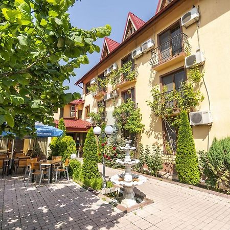 Hotel Sym Ploieşti Exteriör bild