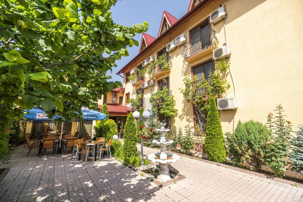 Hotel Sym Ploieşti Exteriör bild