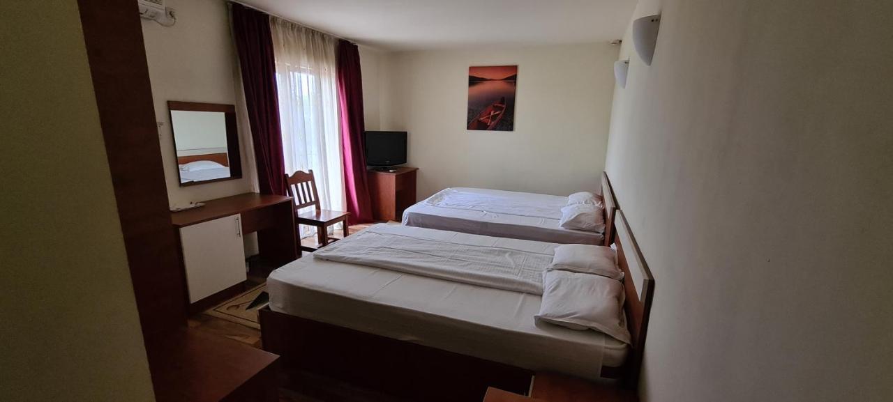 Hotel Sym Ploieşti Exteriör bild