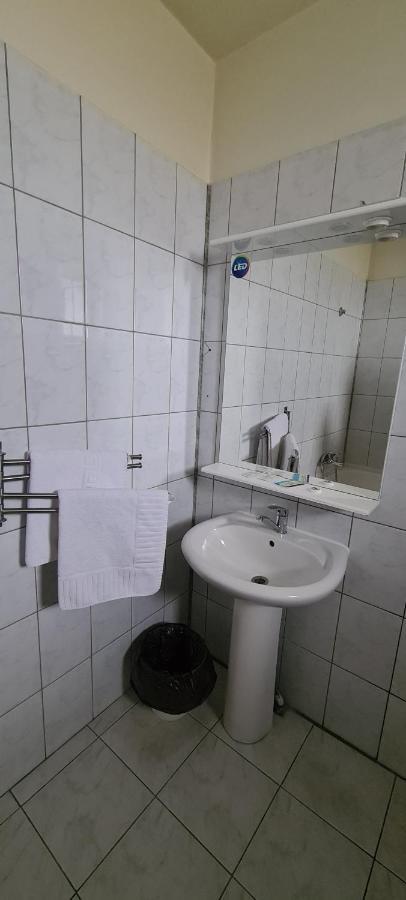 Hotel Sym Ploieşti Exteriör bild