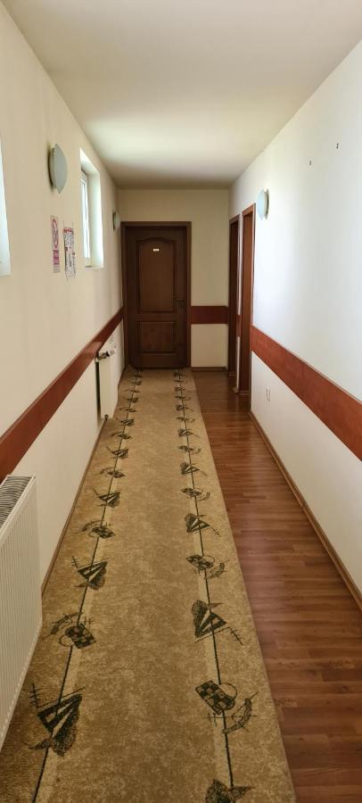 Hotel Sym Ploieşti Exteriör bild