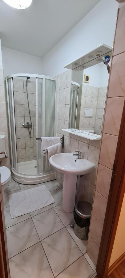 Hotel Sym Ploieşti Exteriör bild