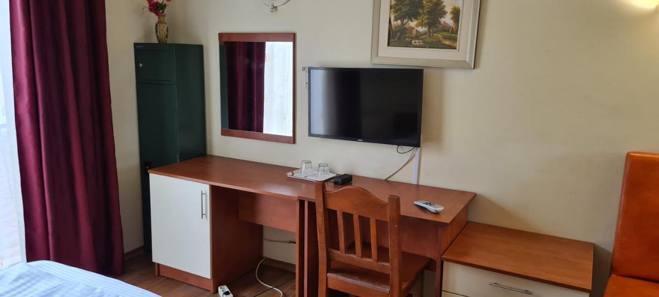 Hotel Sym Ploieşti Exteriör bild