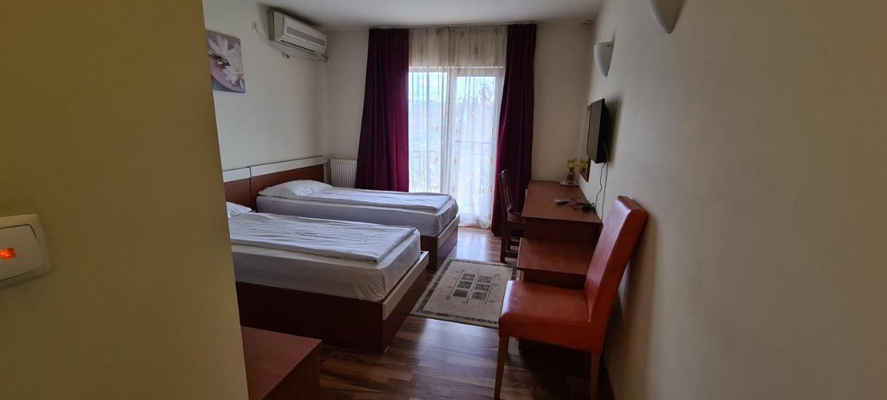 Hotel Sym Ploieşti Exteriör bild