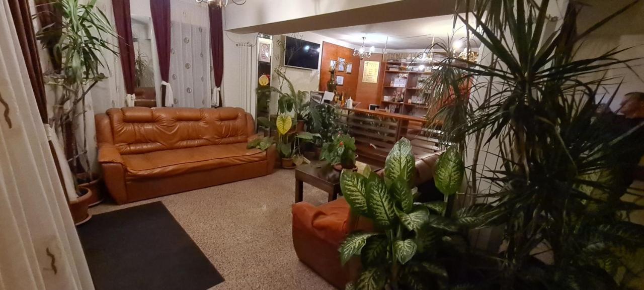 Hotel Sym Ploieşti Exteriör bild