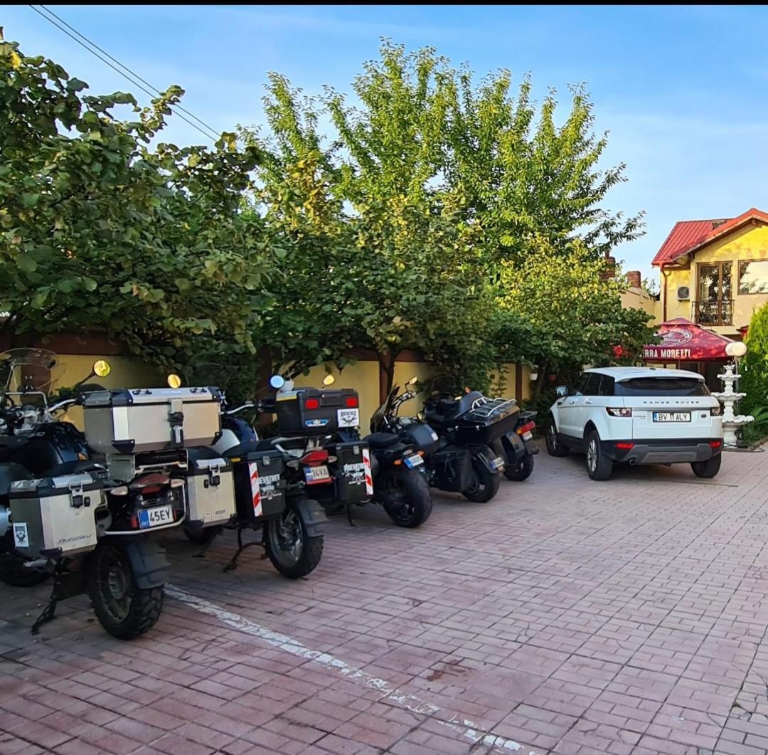 Hotel Sym Ploieşti Exteriör bild